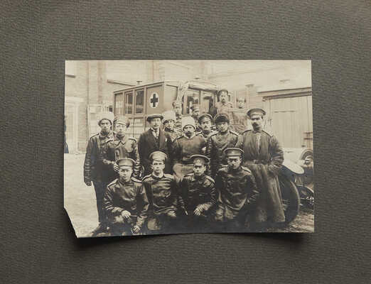 На передовые позиции. [Фотоальбом]. М., 1910-е.